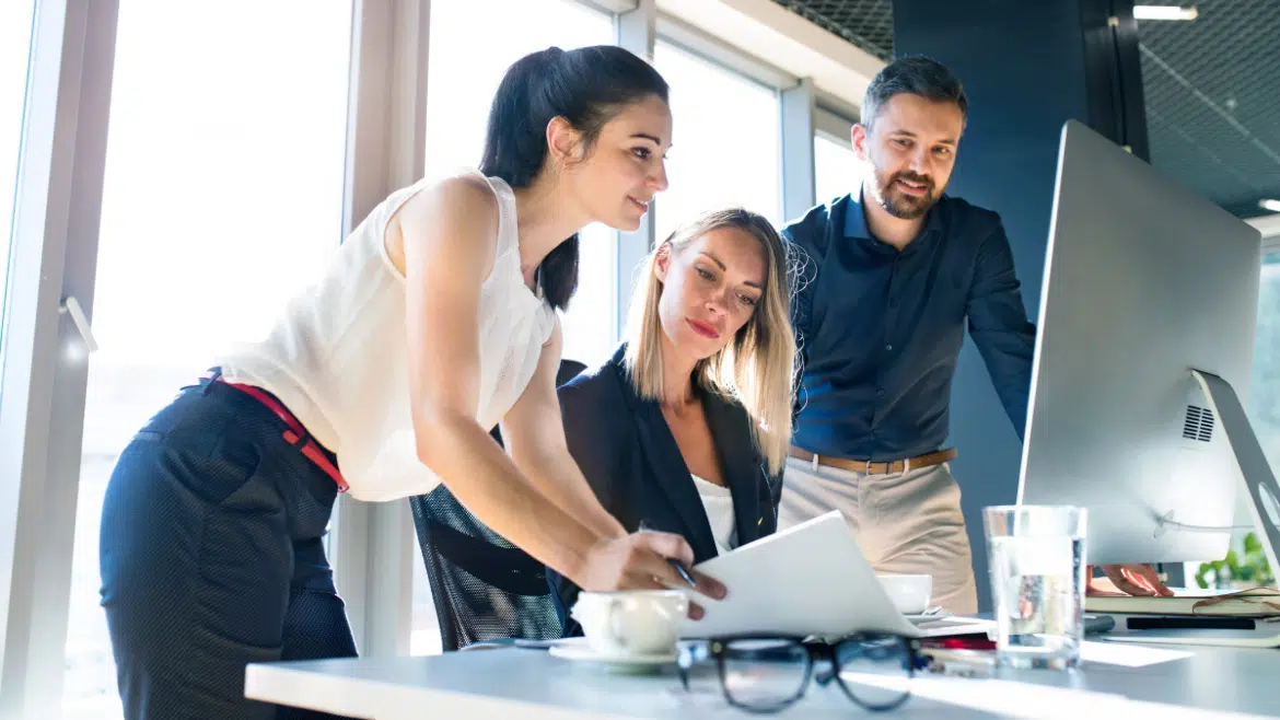 Équipe organisant la work life balance et les temps de travail