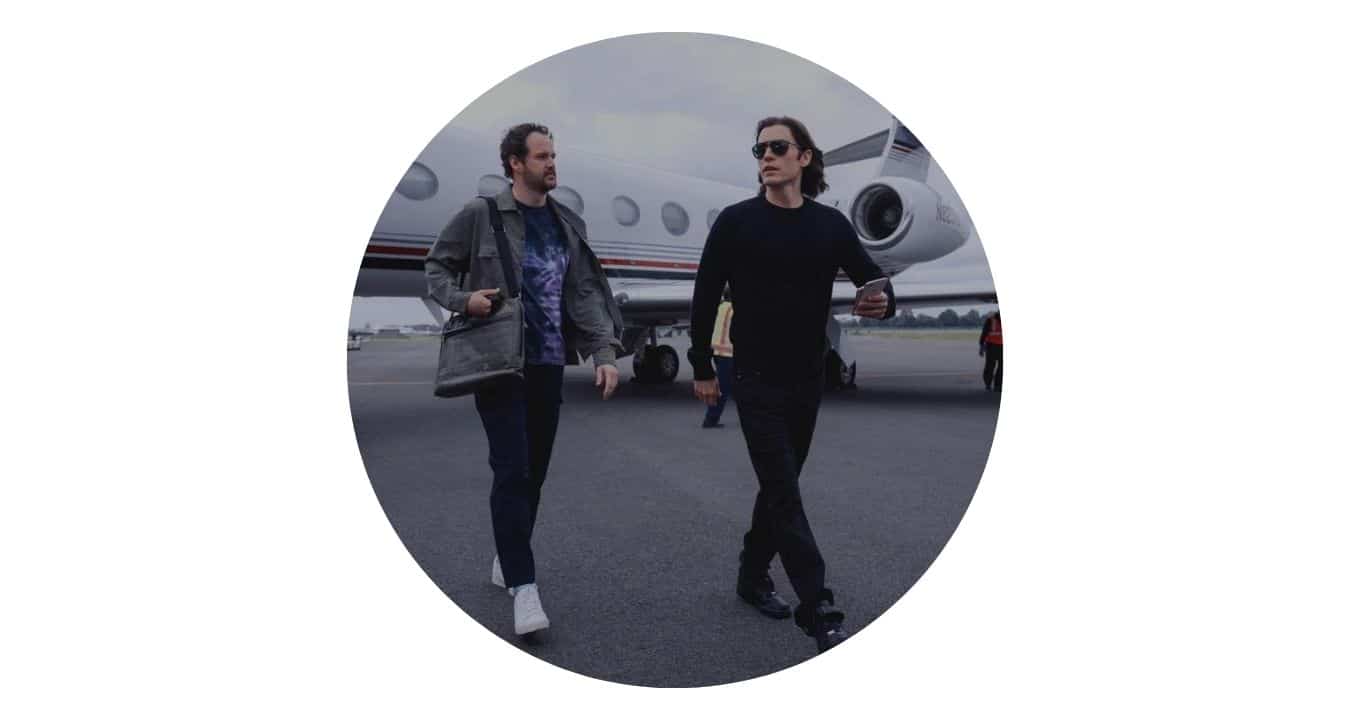 travailler dans une start-up deux hommes devant un avion