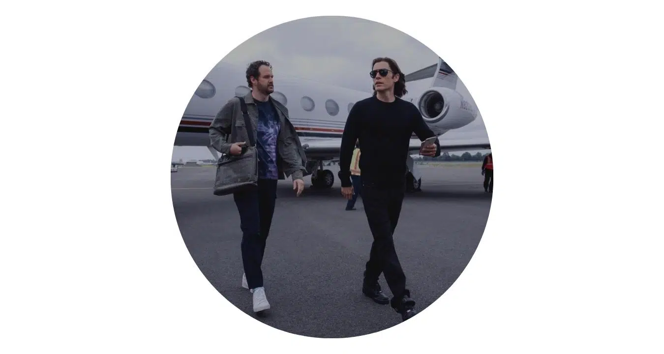 travailler dans une start-up deux hommes devant un avion