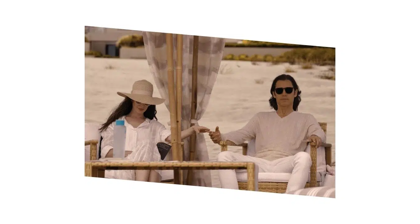 travailler dans une start-up, couple sur la plage wecrashed