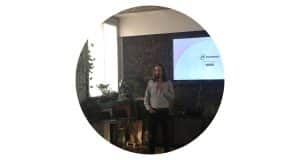 photo d'un homme avec un micro devant écran beedeez désengagement des talents