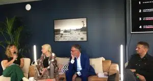 deux femmes et deux hommes assis dans un canapé pour conférence rapport au travail