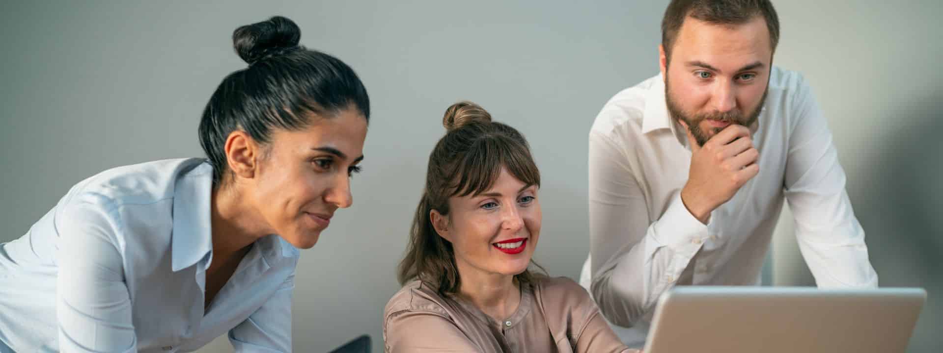 comprendre sa fiche de paie deux femmes avec homme devant un ordinateur