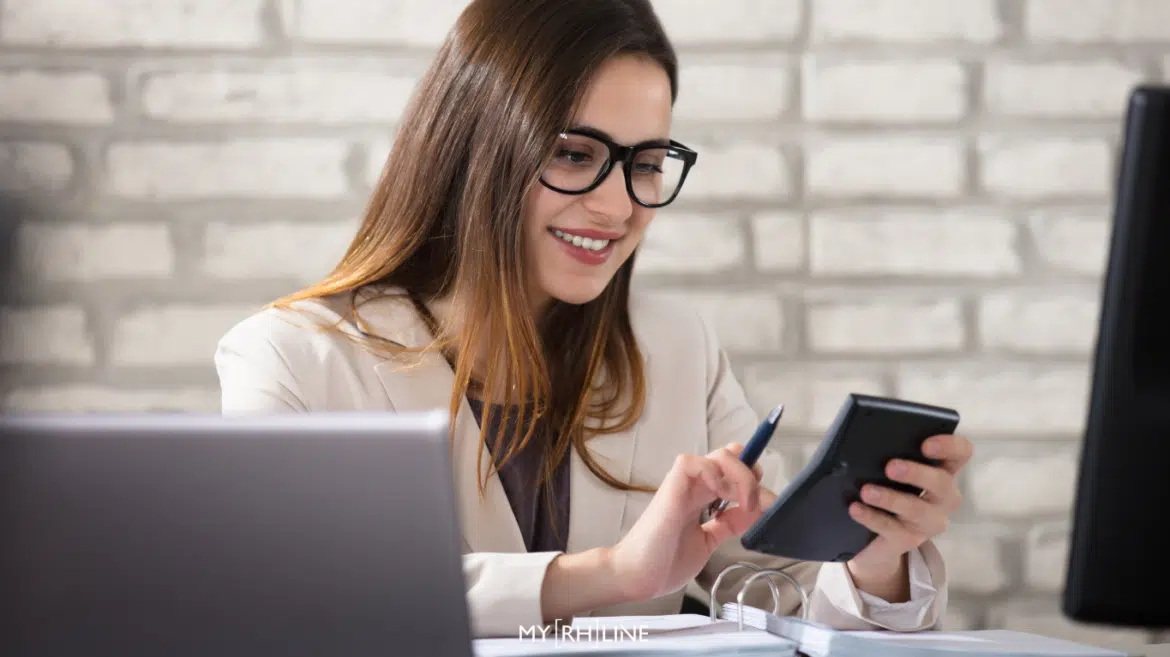 Collaboratrice fait ses comptes (santé financière)