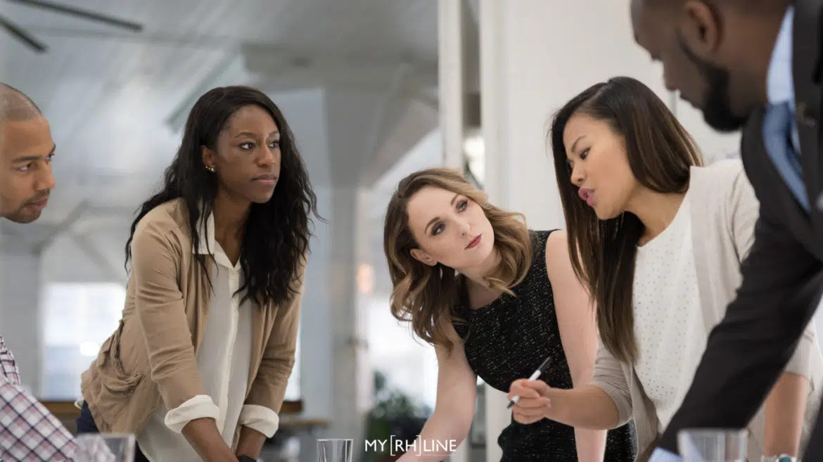 Une manager et son équipe en réunion