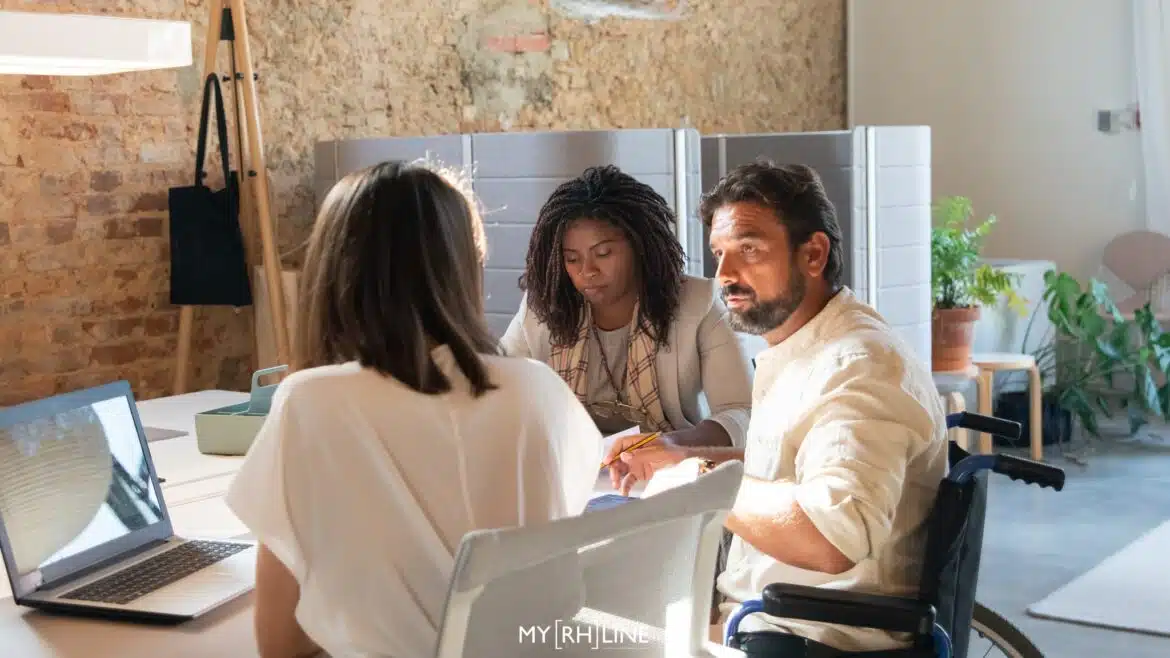 Comment devenir une entreprise handi-accueillante Entreprise handi-accueillante : situation de travail avec trois collaborateurs dont un en situation de handicap