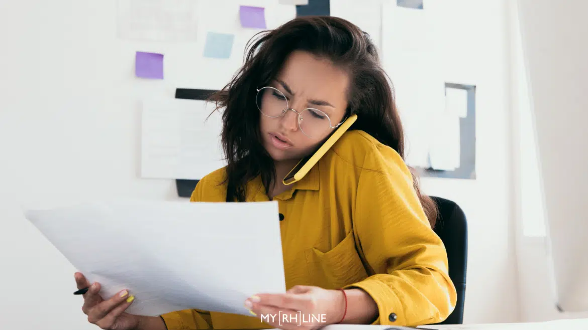 Salariée qui lit fiche de paie