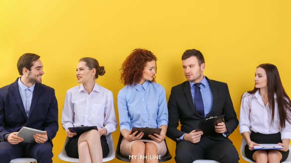 5 postulants attendent pour passer un entretien d'embauche (expérience candidat)