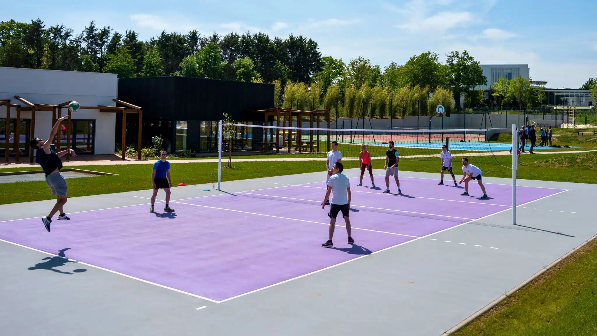 salariés pratiquent le sport en entreprise, match de volly ball