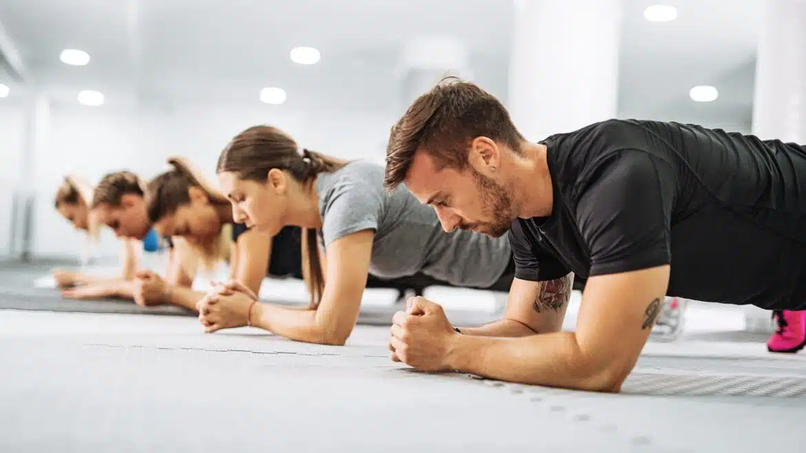 sport au travail équipe entrain de pratiquer du sport en entreprise