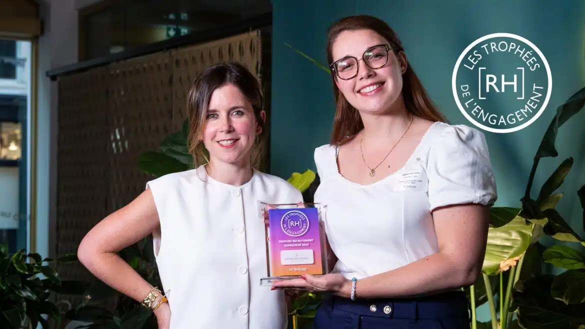 trophée recrutement pour  l’Intercontinental Lyon Hôtel-Dieu Remise du trophées de l’engagement RH myrhline à Servane Courvoisier, DRH, et Ambre Richard, adjointe DRH de l'Intercontinental Lyon Hôtel-Dieu