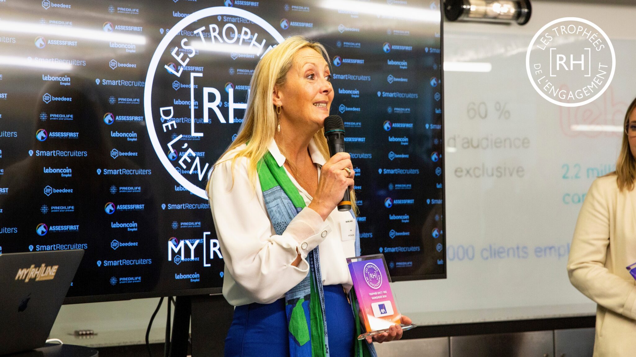 myRHline remet le trophée RH à AXA Muriel Nicou