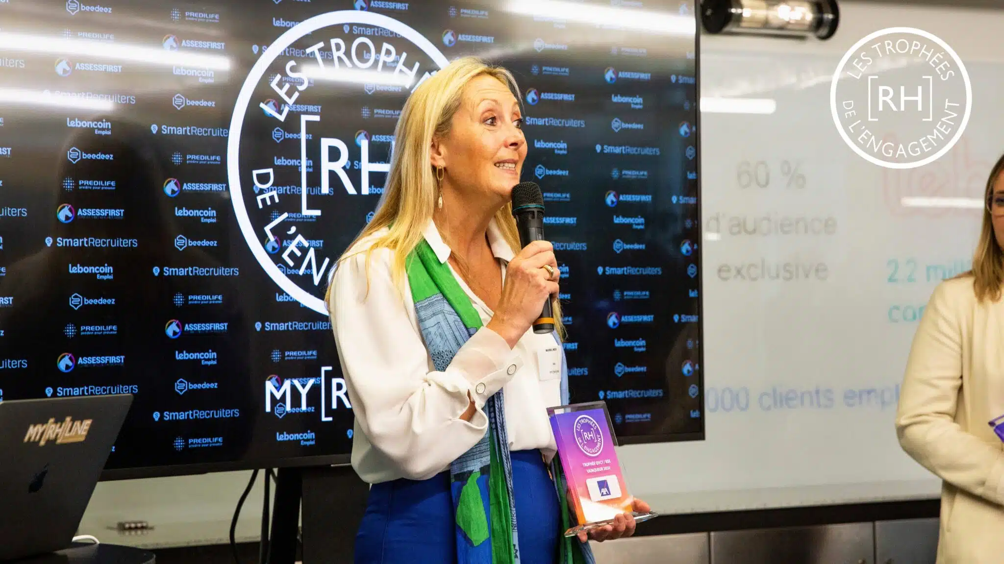 myRHline remet le trophée RH à AXA Muriel Nicou