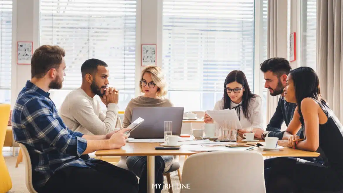 Un manager et son équipe de travail