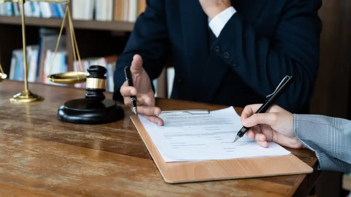 Deux personnes qui échangent lors de signature de documents contractuels de sous-traitance