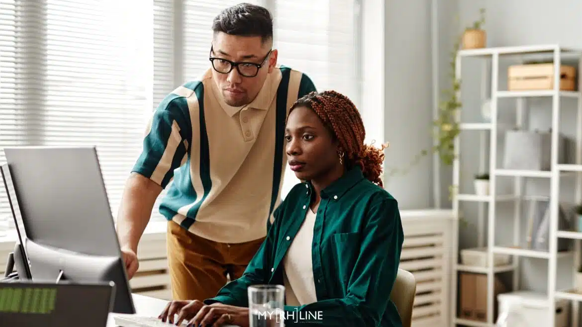 Logiciel de gestion des congés et des absences Rh et manager qui travaillent sur un logiciel de gestion des congés et des absences