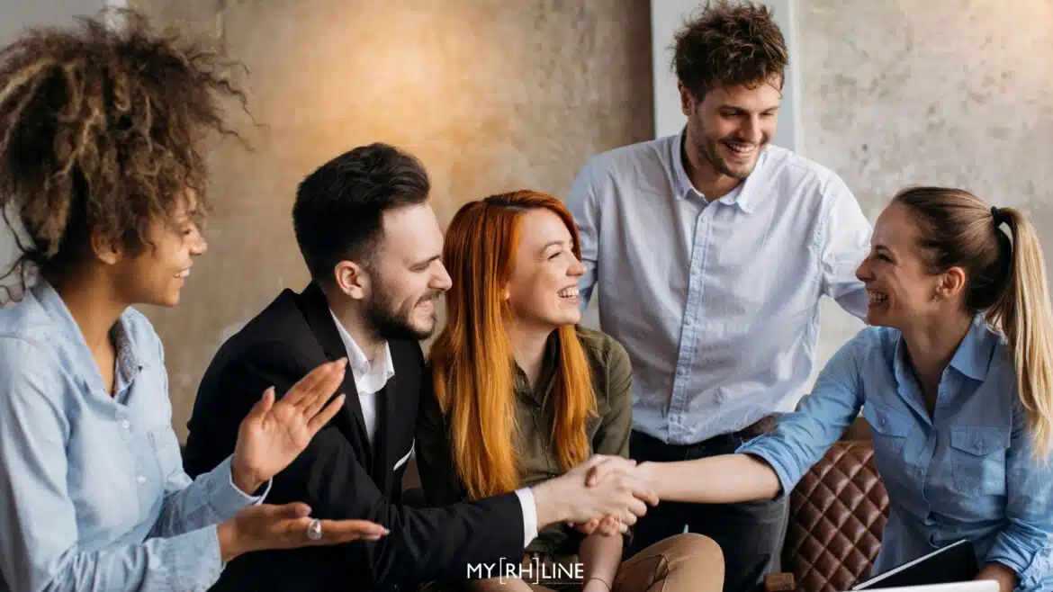 Réussir le parcours d’intégration des nouveaux collaborateurs Équipe qui rencontre une nouvelle collaboratrice au début de son parcours d'intégration