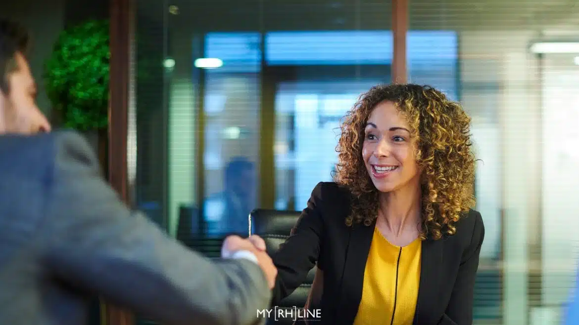 recrutement circulaire Jeune femme reçue en entretien d'embauche après une recommandation circulaire