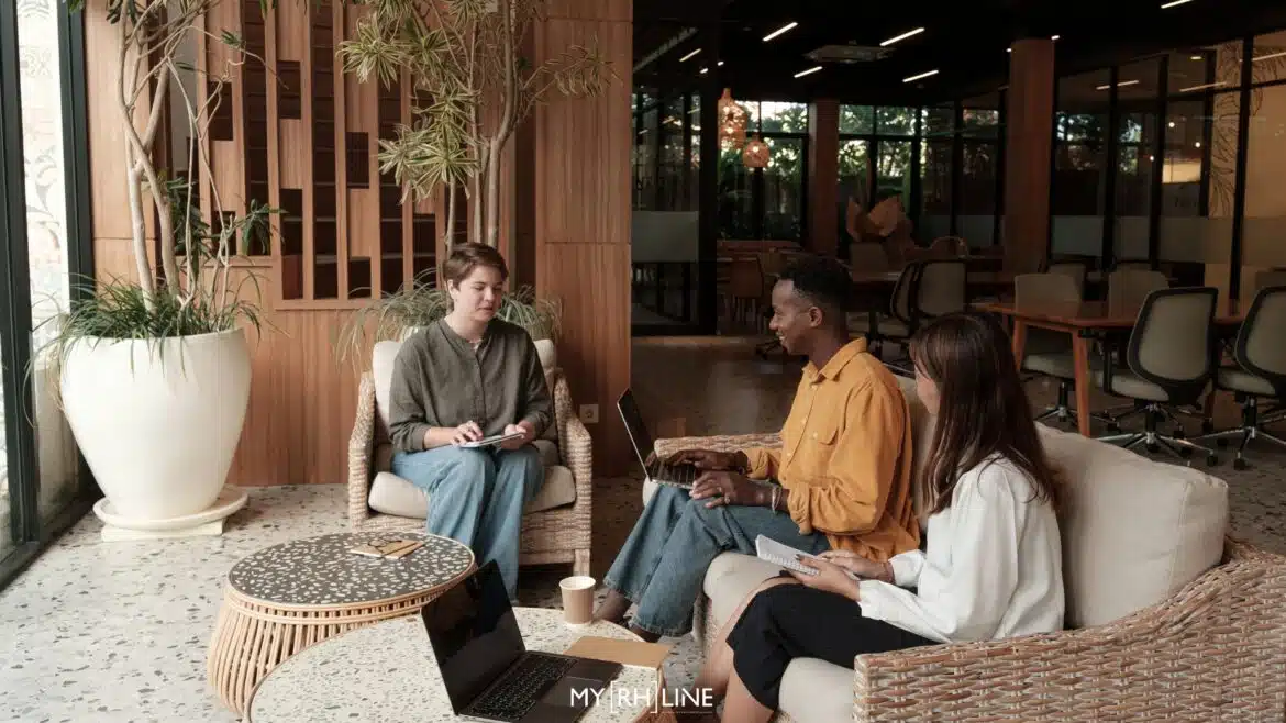 Autisme et travail Deux recruteurs et un candidat ayant un handicap invisible lors d'un entretien d'embauche (autisme et travail)