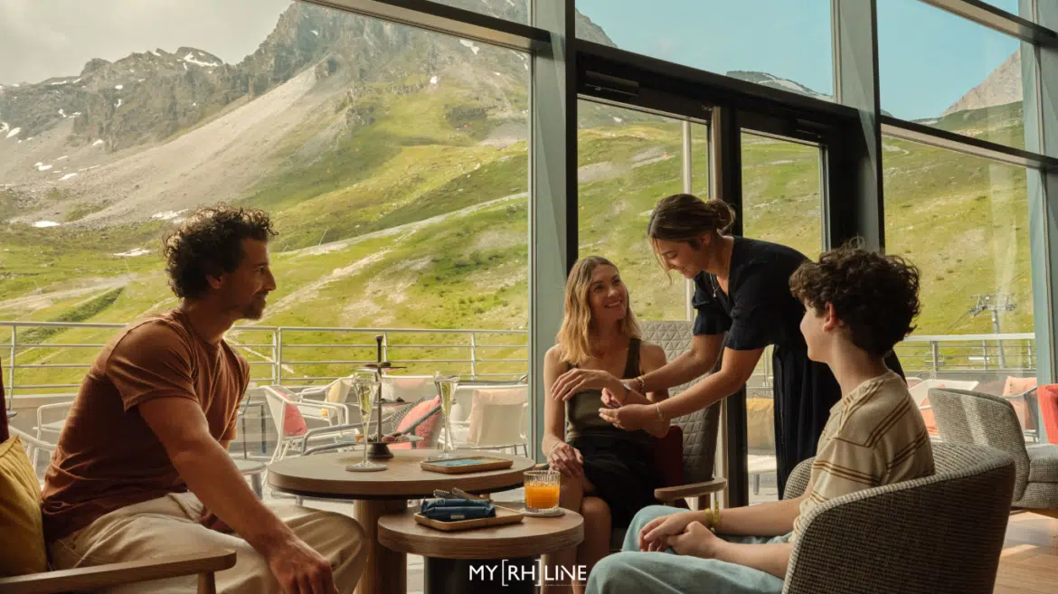 Entretien avec Caroline Basset, DRH France Club Med, magazine Enjeux RH (mobilité interne, levier de fidélisation)