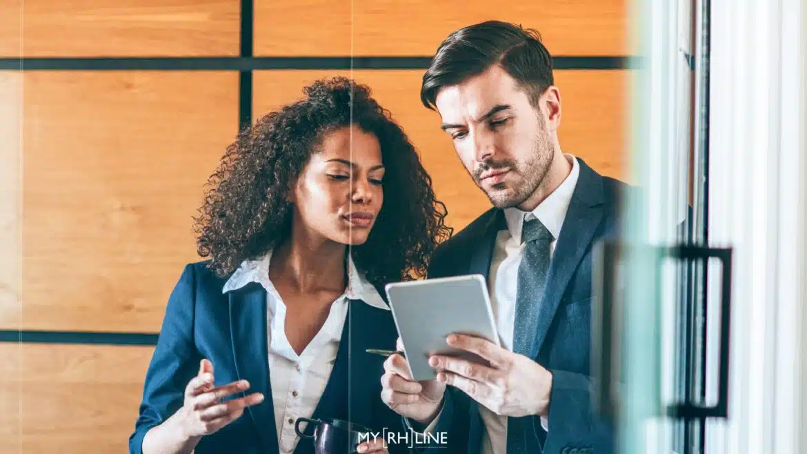 Faut-il encore mesurer l’activité individuelle des collaborateurs en 2025 Deux managers consultent les activités individuelles des collaborateurs de leurs équipes