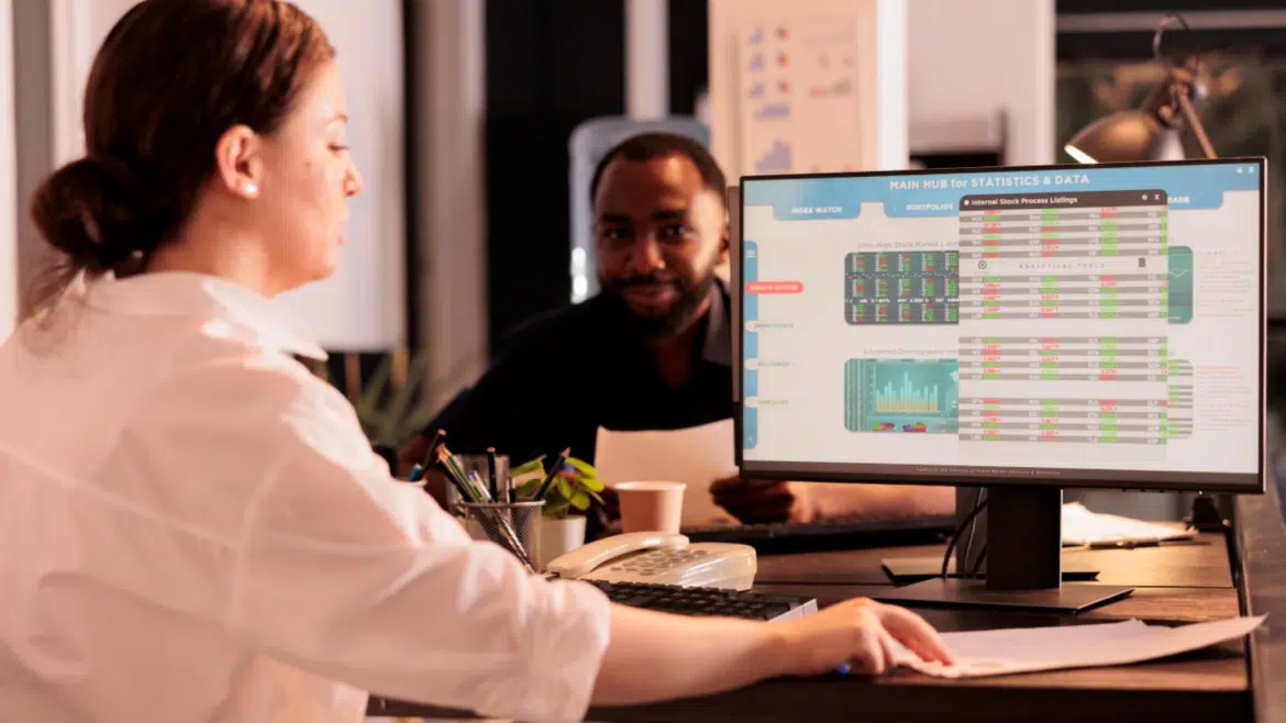 Équipe RH qui utilise un logiciel de gestion de la paie