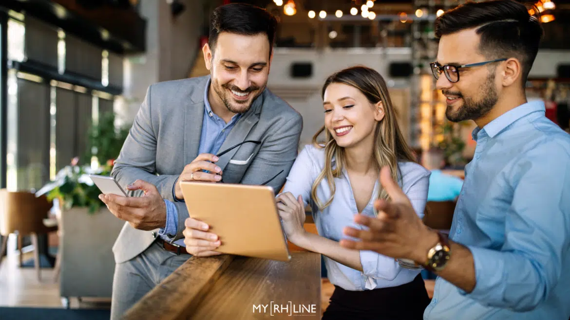 Collaborateurs qui se forment sur la plateforme e-learning de l'entreprise (Stratégie Radiall Campus)