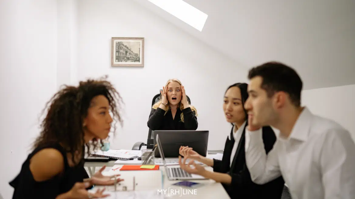 Équipe qui doit gérer une communication de crise après un bad buzz interne
