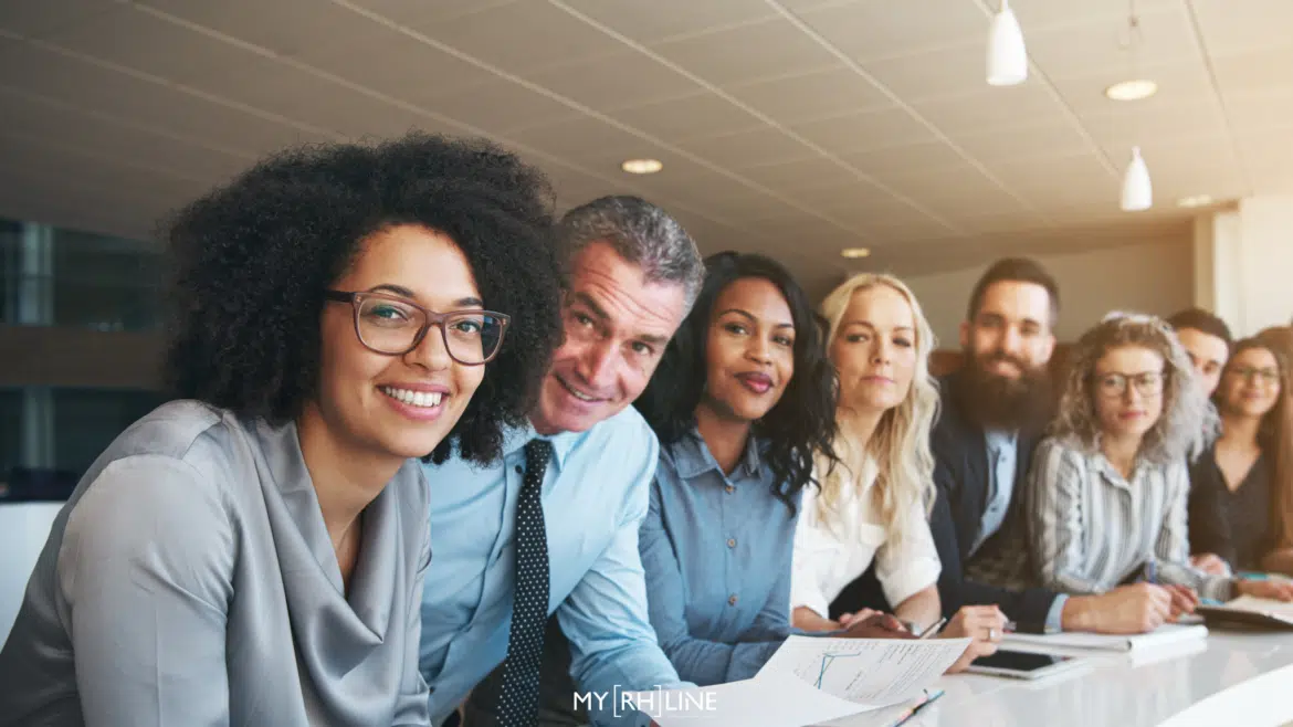 Équipe de travail dans une organisation qui s'appuie sur le concept de stagilité dans la gestion du capital humain