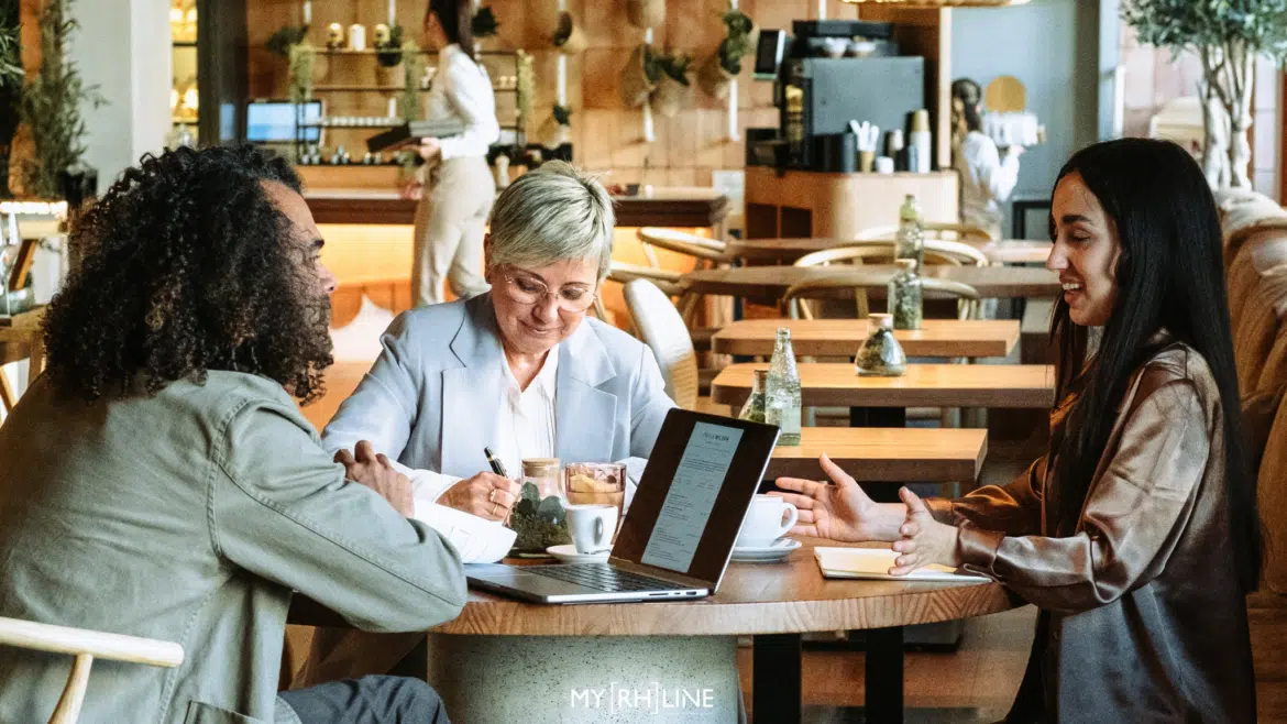 Une RH, un recruteur et une candidate lors d'un entretien d'embauche organisé après stratégie de talent nurturing