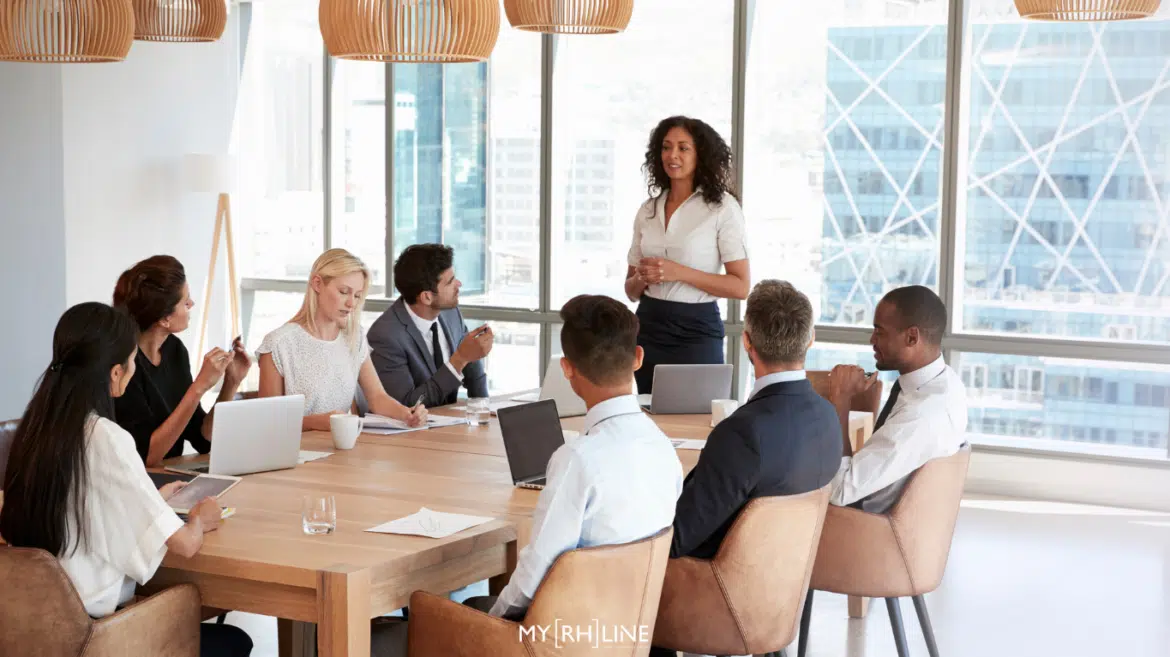 Les attentes des cadres en 2025 en matière RH Cadres qui discutent de leurs attentes vis-à-vis de la fonction RH