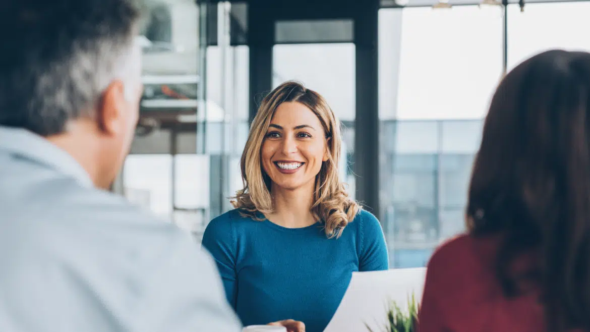 Collaboratrice qui récupère son contrat de mutuelle obligatoire