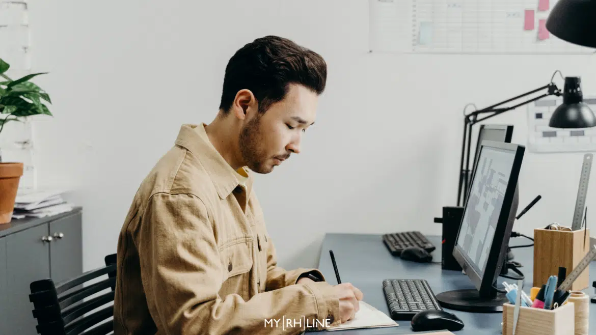 Les risques professionnels de la digitalisation du travail Collaborateur qui travaille devant un écran