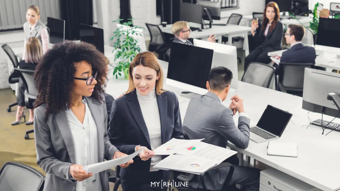 Collaboratrices qui discutent de la stratégie QVCT dans un open space