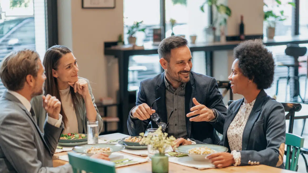 Collaborateurs pendant leur pause déjeuner