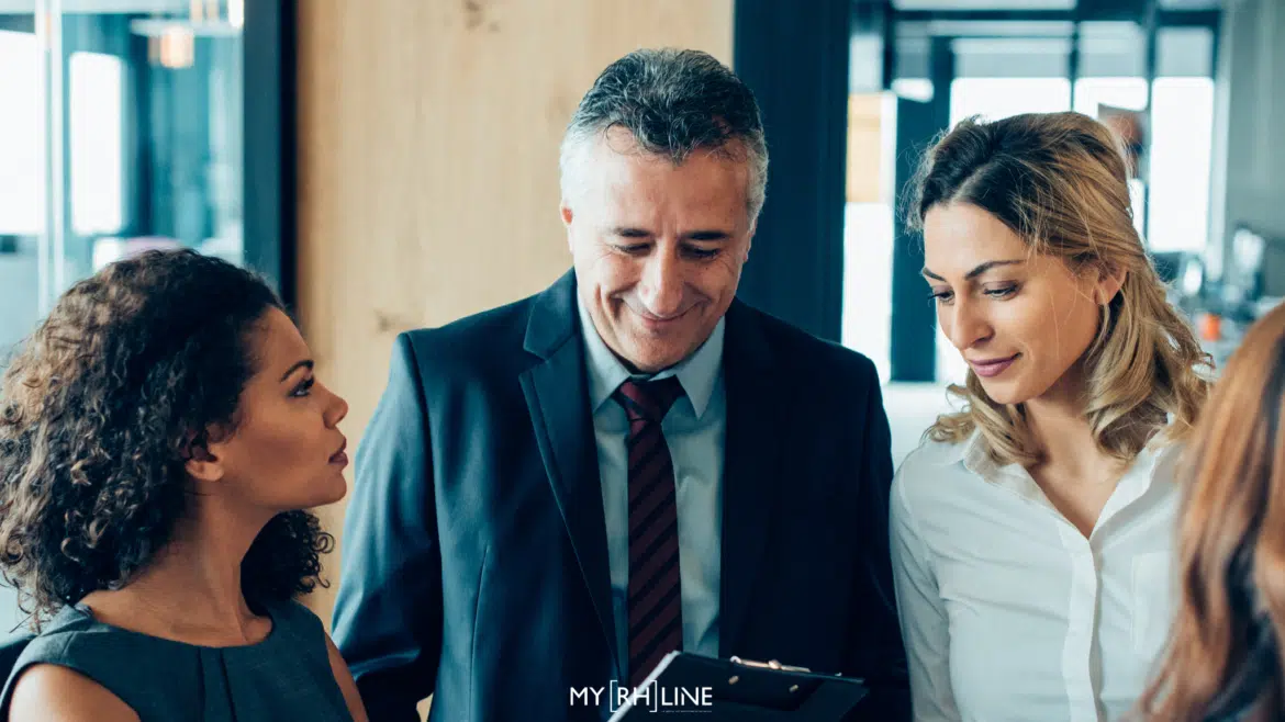 Collaborateur senior qui partage ses compétences à deux collègues