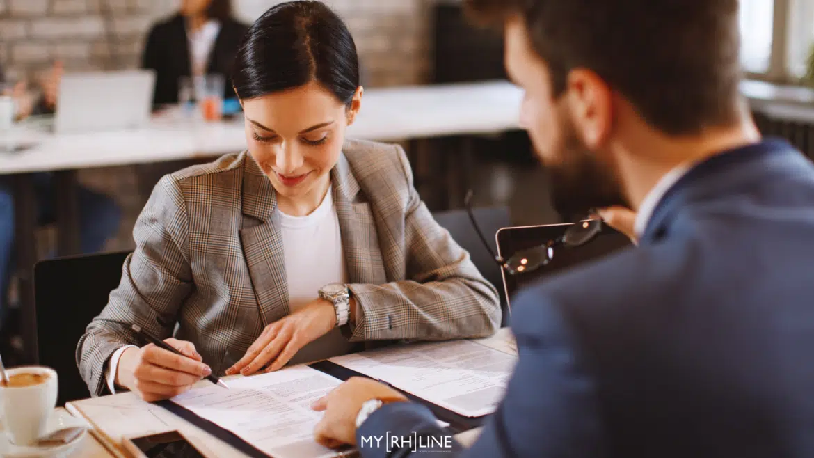 Nouvelle collaboratrice qui signe son contrat avec un RH (solutions d'intelligence contractuelles Workday)