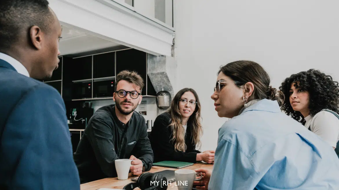 Échanges d'une équipe sur l'adaptabilité au travail