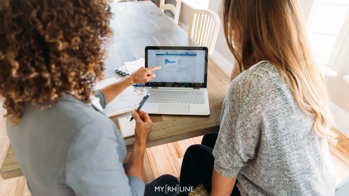 Aider collaboratrice ayant des difficultés d'illettrisme numérique