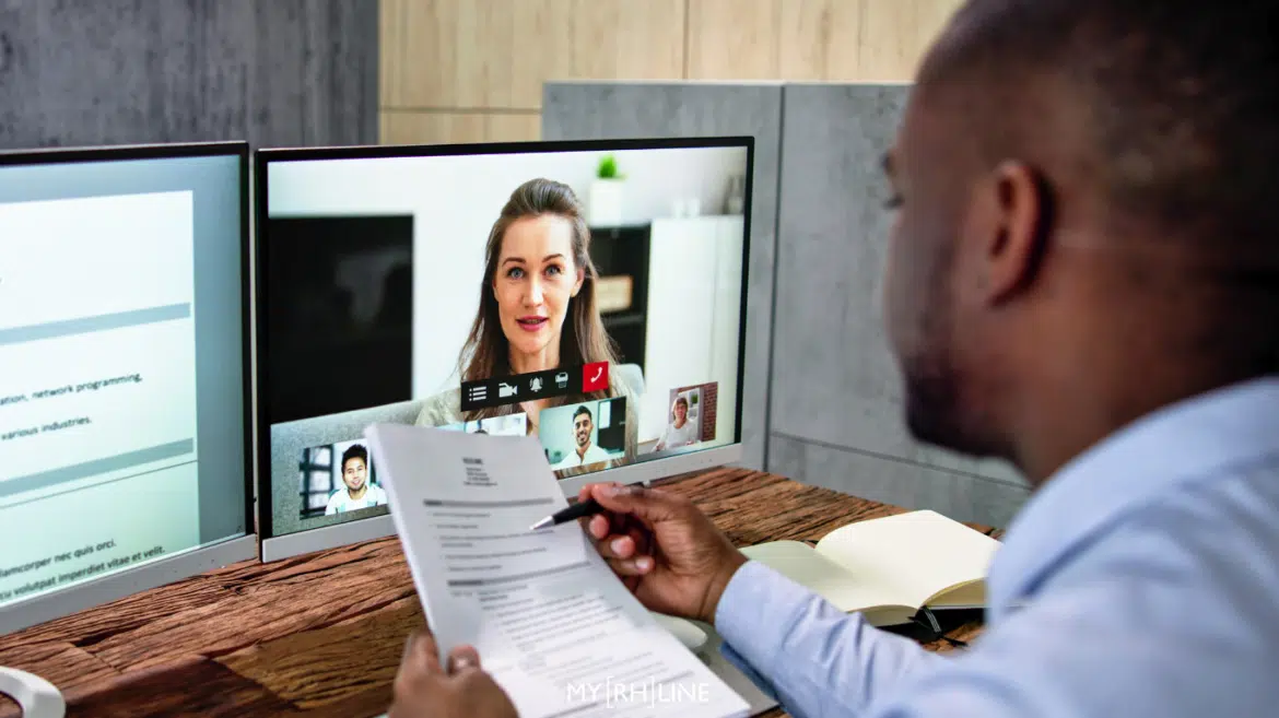 Recruteur visionne des entretiens vidéo différés (IA et recrutement) Recruteur visionne des entretiens vidéo différés (IA et recrutement)