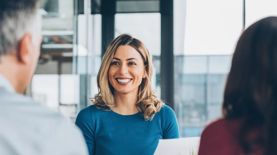Présentation de la mutuelle d'entreprise à une candidate en recrutement