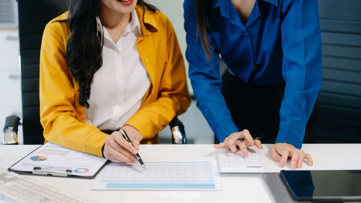 Équipe RH travaille sur les grilles de salaires (transparence des rémunérations)