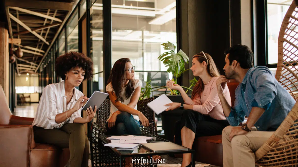 Équipe RH et managers discutent de l'engagement et de la fidélisation des talents