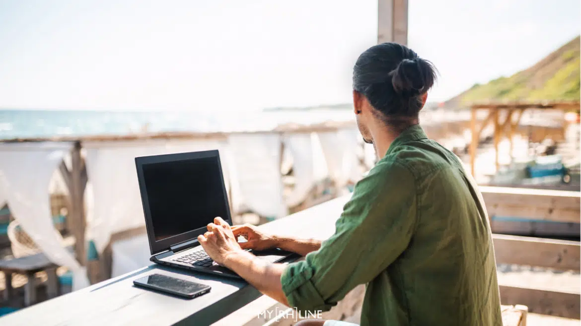 Salarié profite de la politique RH Work From Anywhere (WFA) mise en place par son employeur