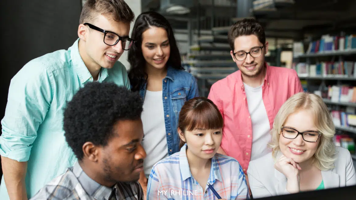 Jeunes en entreprise qui consultent le palmarès du Label Engagement Jeunes 2026