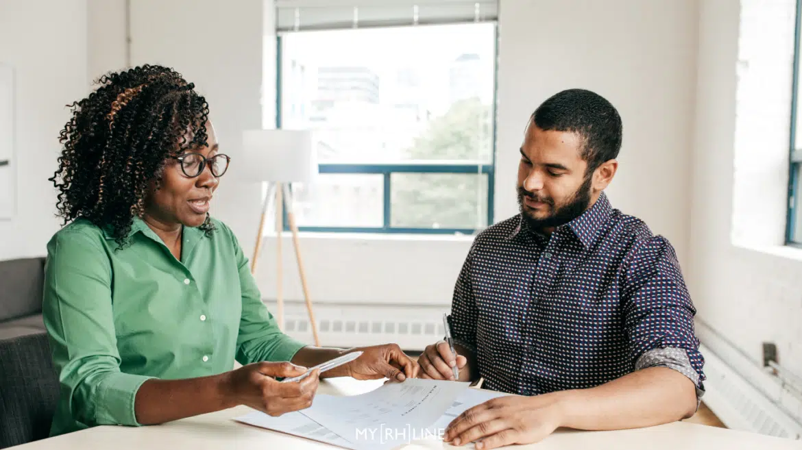 Deux managers lors d'un entretien one-to-one