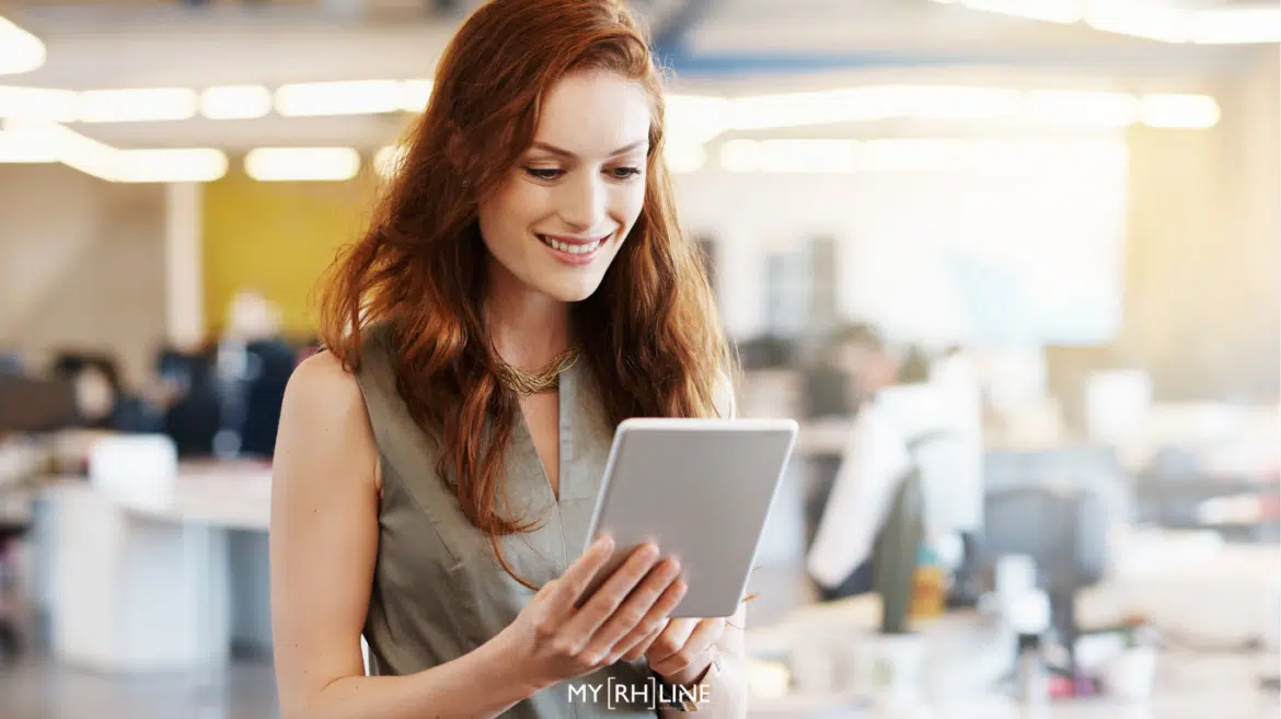 Salariée consulte son bulletin de paie intelligent avec agent IA
