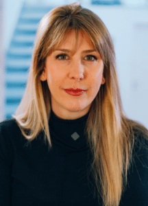Portrait de Caroline Ferrandis, Customer Success Partner Stratégique chez 360Learning lors de sa participation au podcast HR Tech Stories Saison 3