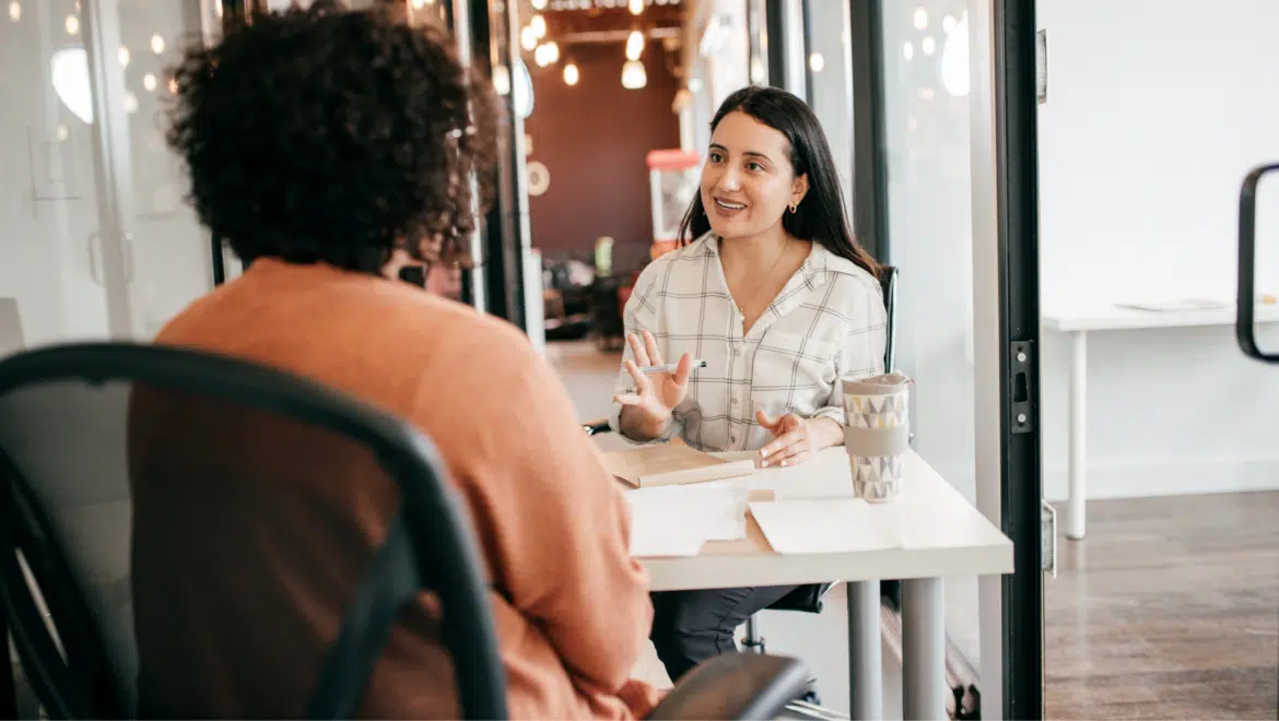 Entretien de recrutement neuroinclusif fondé sur une grille de compétences.