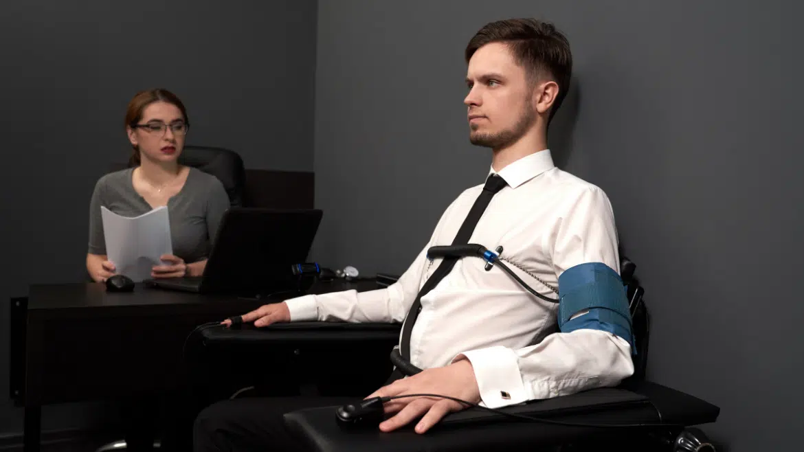 Une recruteuse examine un CV pendant un entretien